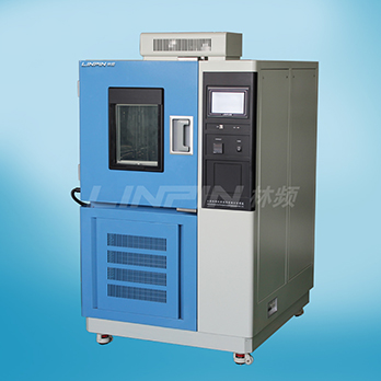 　　上海交變濕熱箱電子式濕度傳感器商品及環(huán)境濕度精確測量歸屬于95時代盛行的制造行業(yè), 近些年世界各國在濕度傳感器產品研發(fā)行業(yè)獲得了長足進步。濕敏控制器正從簡易的濕敏元器件向柔性生產、智能化系統(tǒng)、多主要參數(shù)檢驗的方位快速發(fā)展趨勢，為開發(fā)新一代環(huán)境濕度測控系統(tǒng)造就了資源優(yōu)勢，也將環(huán)境濕度精確測量技術性提升到新的水準。  　　現(xiàn)階段只有上海林頻儀器設備及少數(shù)幾家海外公司把握了用電子式濕度傳感器在上海交變濕熱箱的開發(fā)設計和運用。對比于傳的濕區(qū)球法測濕技術性，電子式濕度傳感器成本費較高，主要認知環(huán)境濕度快，測濕更等優(yōu)勢。該技術性現(xiàn)階段在中國航天、北京林業(yè)大學、中國電力科學院等環(huán)境試驗箱如表獲得了非常好的運用，這一技術性也將變成將來上海交變濕熱箱的流行發(fā)展前景。  　　電子式濕度傳感器的優(yōu)勢取決于能捕獲相對濕度的微量分析的轉變, 反映靈巧, 落后時間在30五秒之內年飄移小。因為電子式濕度傳感器能將相對濕度的轉變變換為電信號輸出, 逐步實現(xiàn)了電子數(shù)碼顯示信息。因為選用操縱與顯示信息的數(shù)據(jù)信號均來源于同樣, 防止了因取樣操縱和顯示信息分離出來而導致的積累偏差, 因而其取樣操縱顯示信息總偏差就是說電子式濕度傳感器自身的線形偏差, 且該線形偏差還可根據(jù)賠償電源電路開展調節(jié), 全面提高精密度。